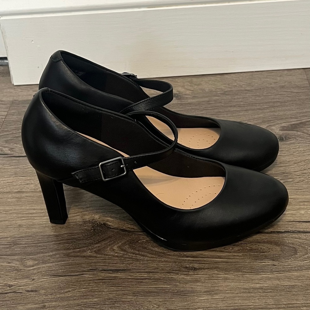 Clarks Collection Black Leather Mary Jane Pumps Ultimate Comfort Heels Sz 7.5 M